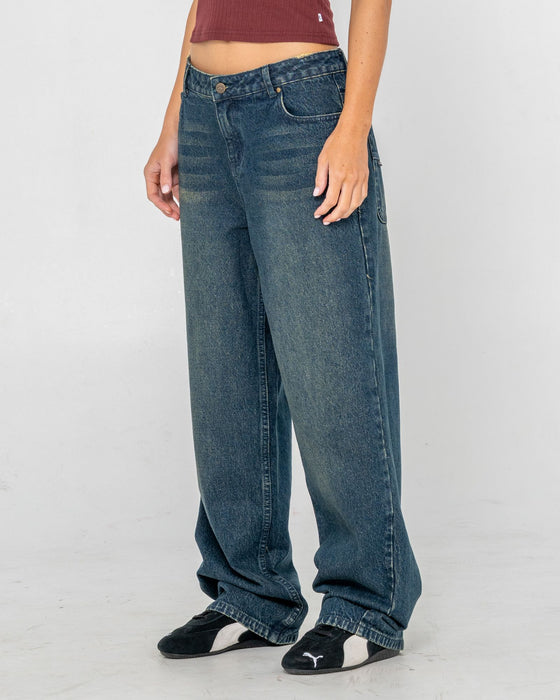 woman-wearing-roxanne-baggy-low-rise-jean-in-dark-n-dirty
