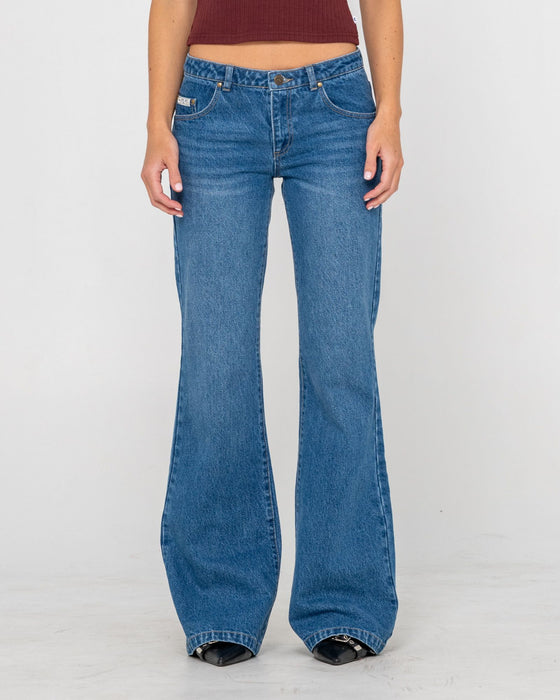 woman-wearing-freida-flare-low-rise-jeans-in-blasted-middy-blue