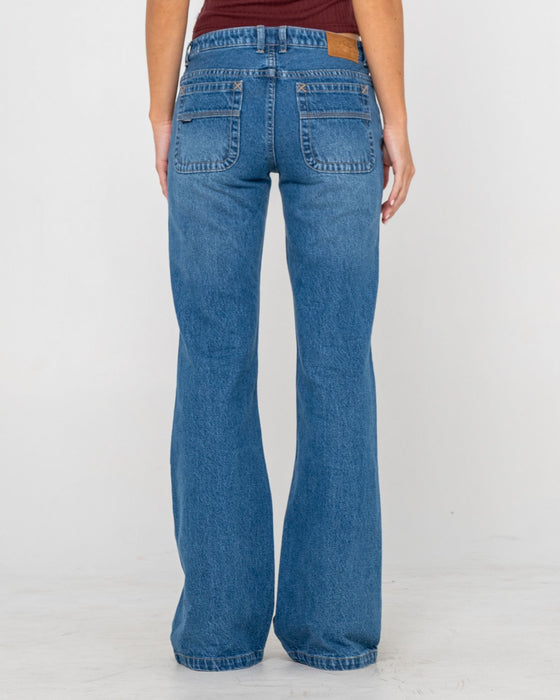 woman-wearing-freida-flare-low-rise-jeans-in-blasted-middy-blue