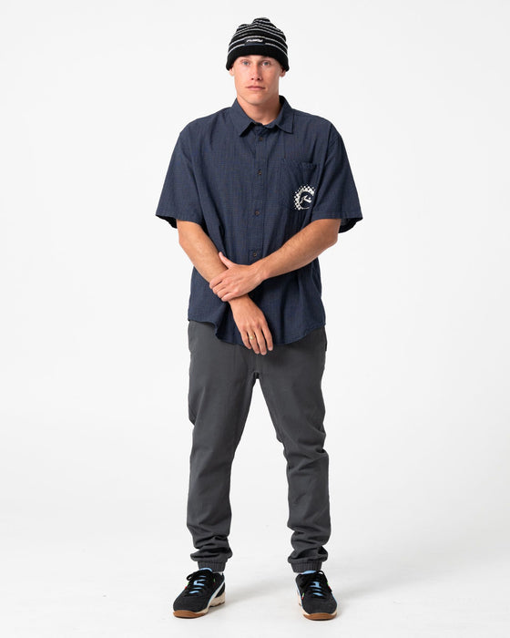 man-wearing-hook-out-elastic-pant-in-black