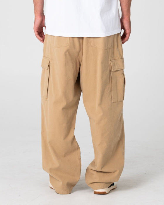 man-wearing-commando-cargo-pant-in-light-khaki