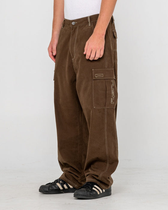 man-wearing-grizzly-baggy-cargo-pant-in-pinecone
