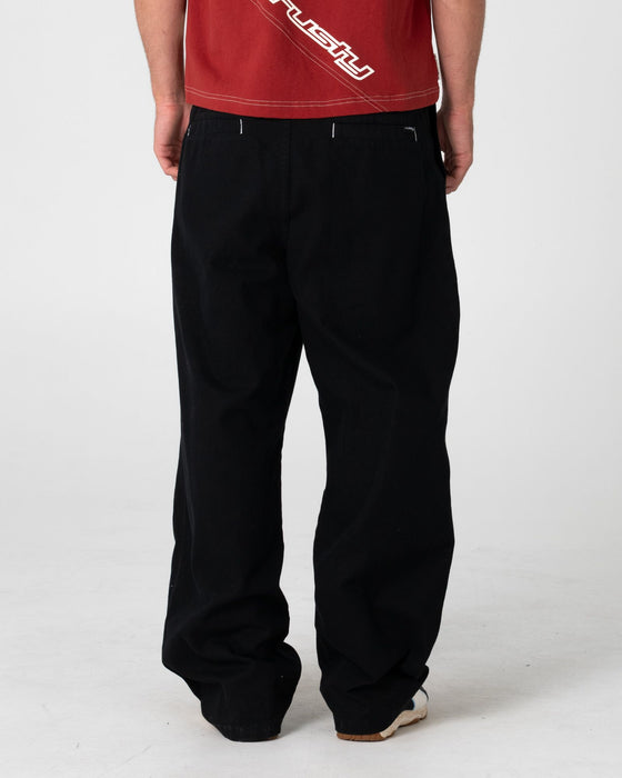 man-wearing-shindawg-pleated-baggy-pant-in-black