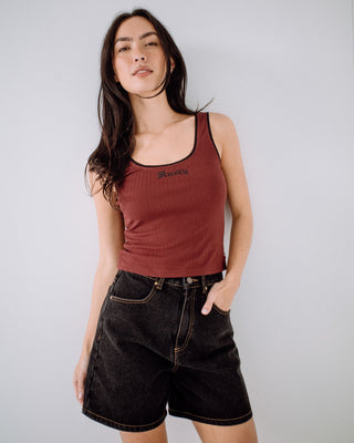 Woman wearing Cassian Ribbed Scoop Neck Singlet in Burgundy