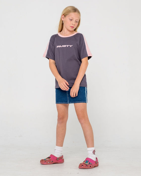 girl-wearing-mini-timmy-girls-oversized-tee-in-carbon-pink