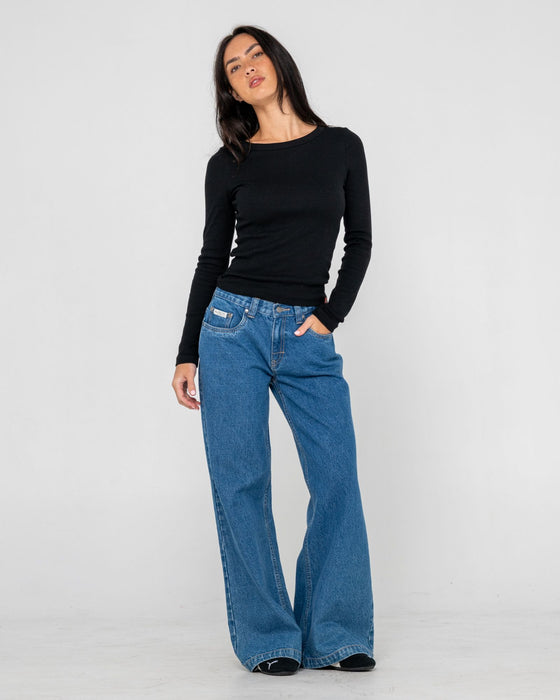 woman-wearing-rusty-essentials-l-s-sleeve-fitted-tee-in-black