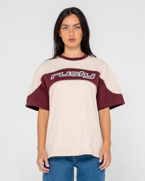 woman-wearing-kinetic-oversize-tee-in-cream-burgundy