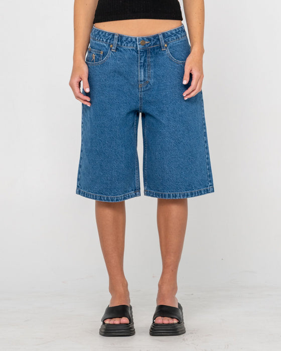 woman-wearing-bethany-baggy-low-rise-denim-jort-in-middy-blue