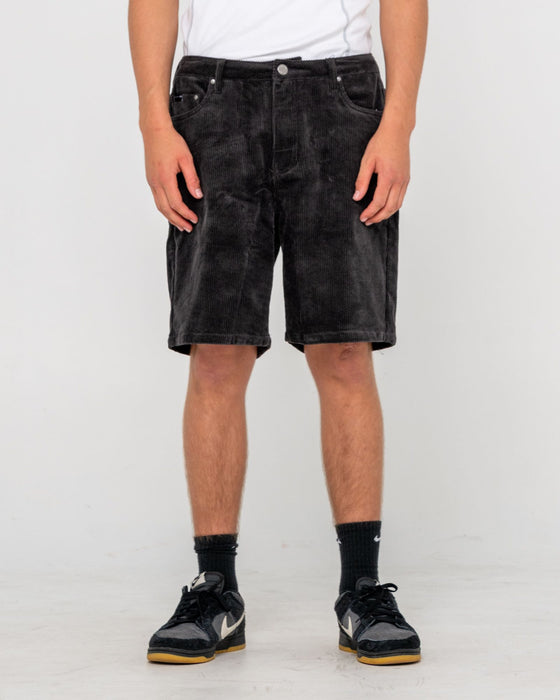 man-wearing-rifts-5-pkt-short-in-coal