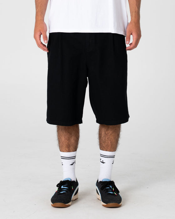 man-wearing-shindawg-pleated-short-in-black