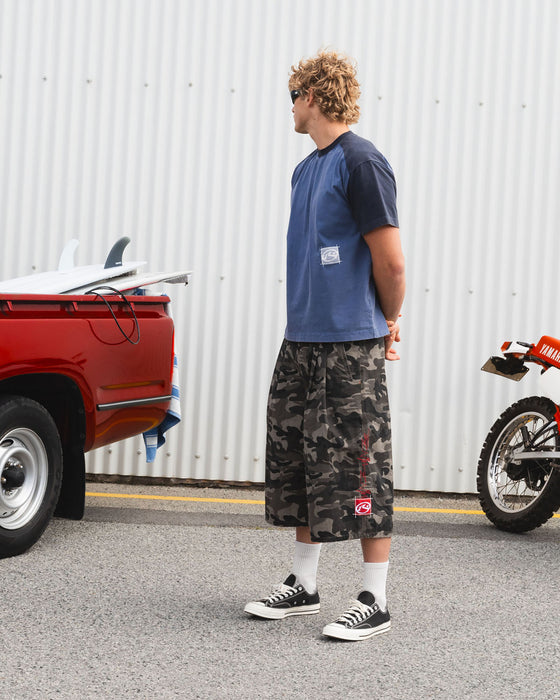 man-wearing-bushwacka-3-4-short-in-carbon