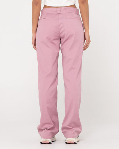 Woman wearing Bobbi Low Rise Pant in Vintage Pink